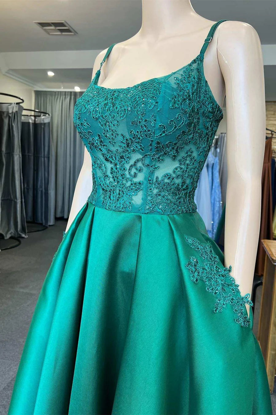 Vestido de fiesta de corte A con escote redondo y bolsillos